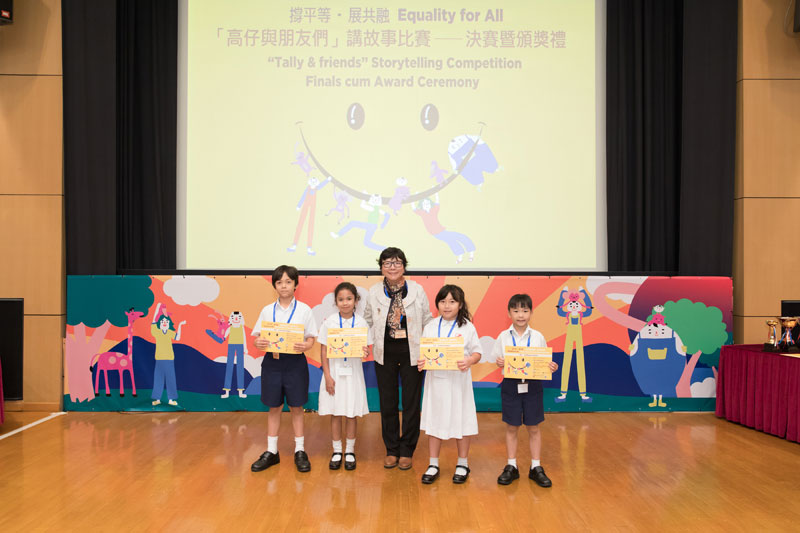 合作組評判香港兒童文藝協會會長何巧嬋女士頒發獎狀予入圍隊伍Superheroes。